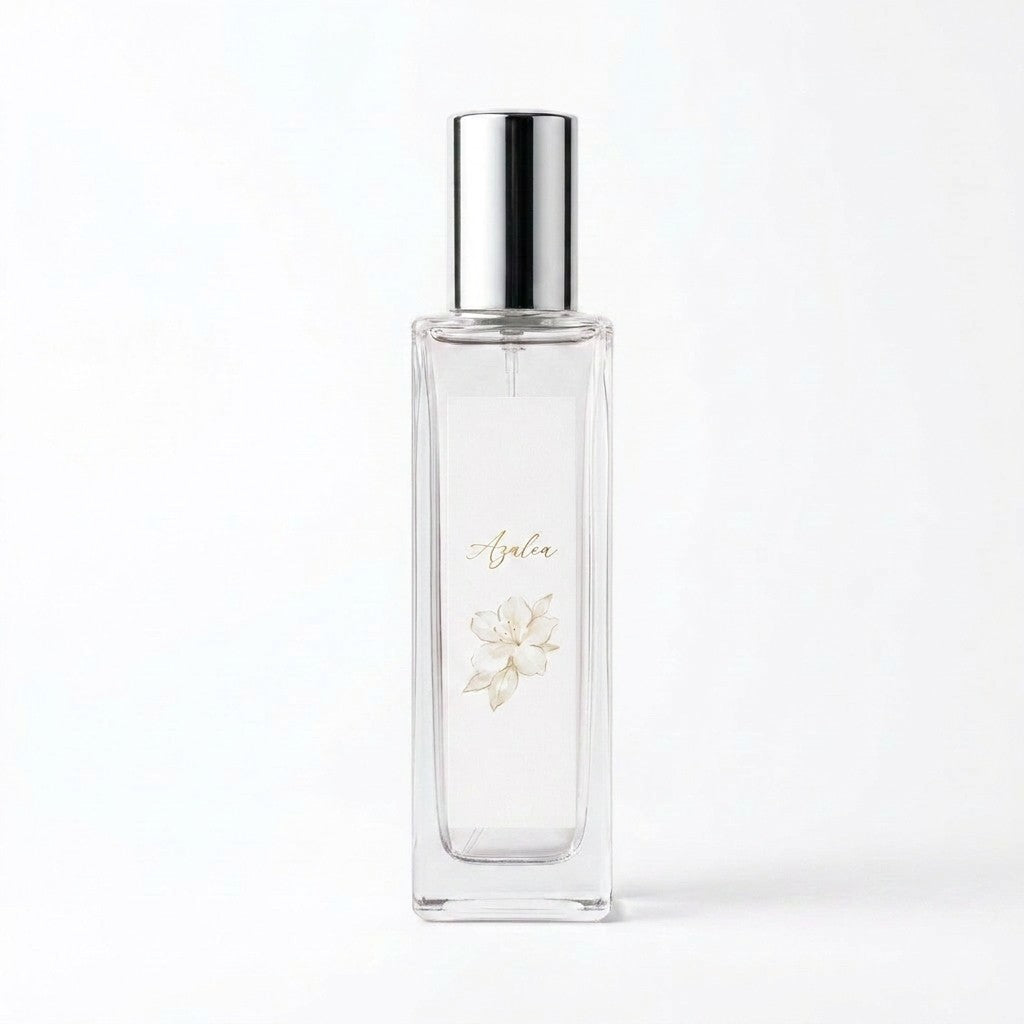 Maison de Tracéのフレグランス「Azalea」。透明なガラスボトルに花のイラストが描かれた、清潔感のあるシグネチャー香水。